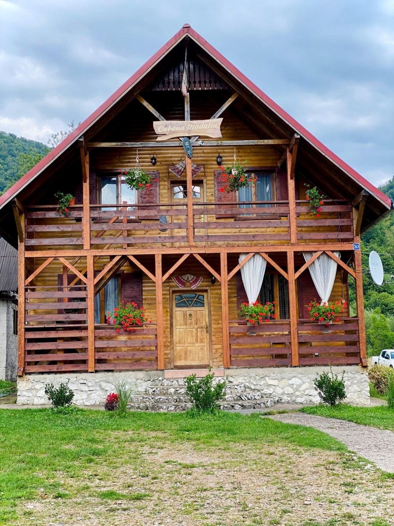 Cabana Mădălin Pietroasa 683840 thumb
